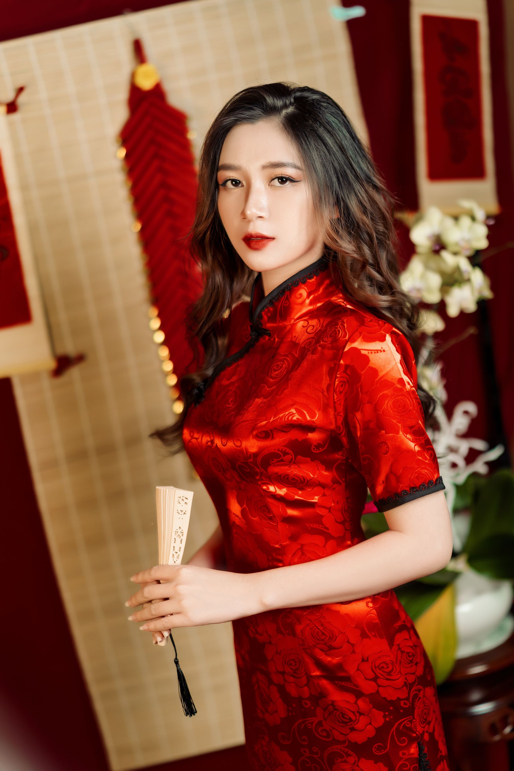 红彤彤的旗袍宛如鲜艳玫瑰,鲜艳夺目 相关图册