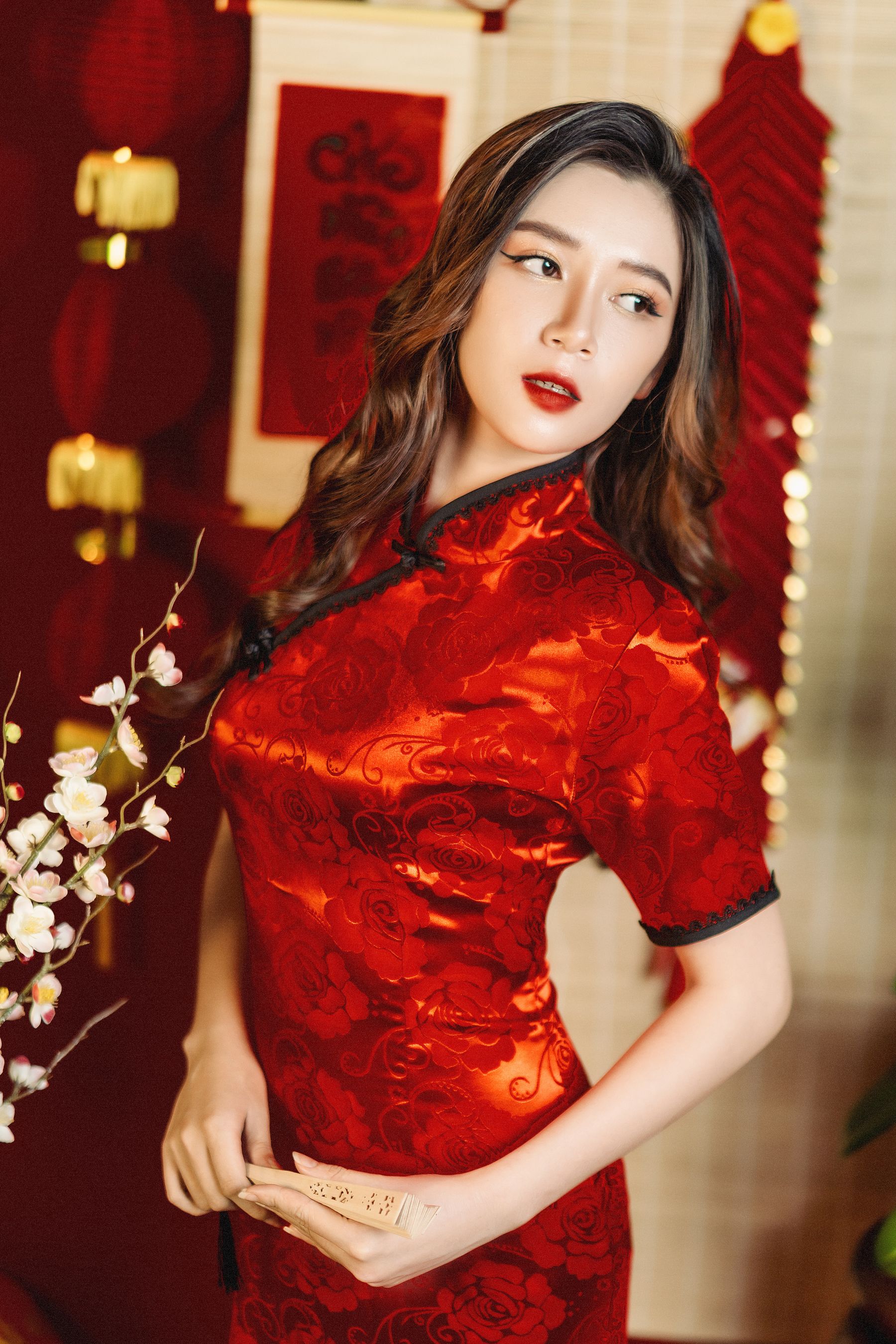 红彤彤的旗袍宛如鲜艳玫瑰,鲜艳夺目 相关图册