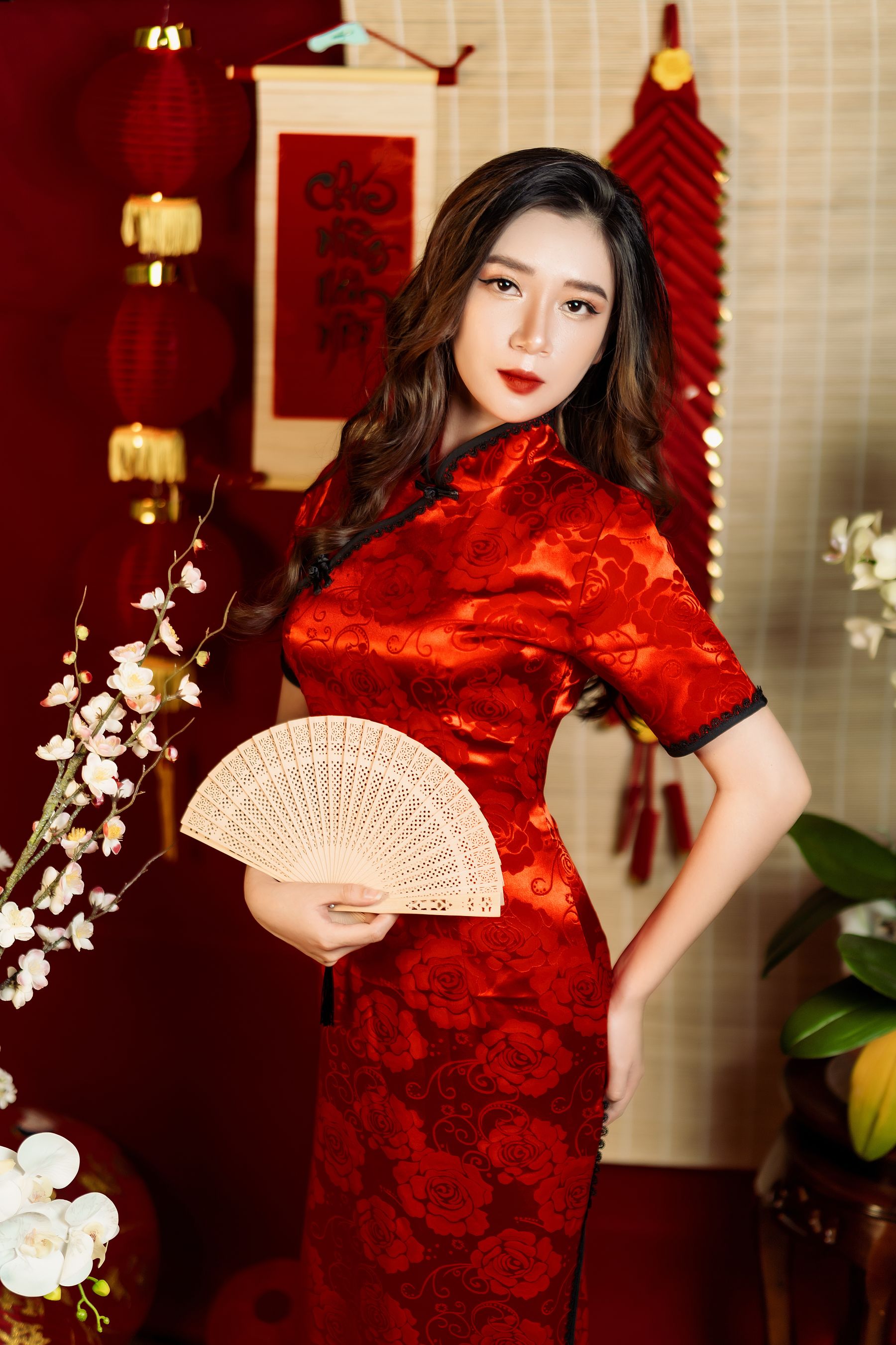 红彤彤的旗袍宛如鲜艳玫瑰,鲜艳夺目 相关图册