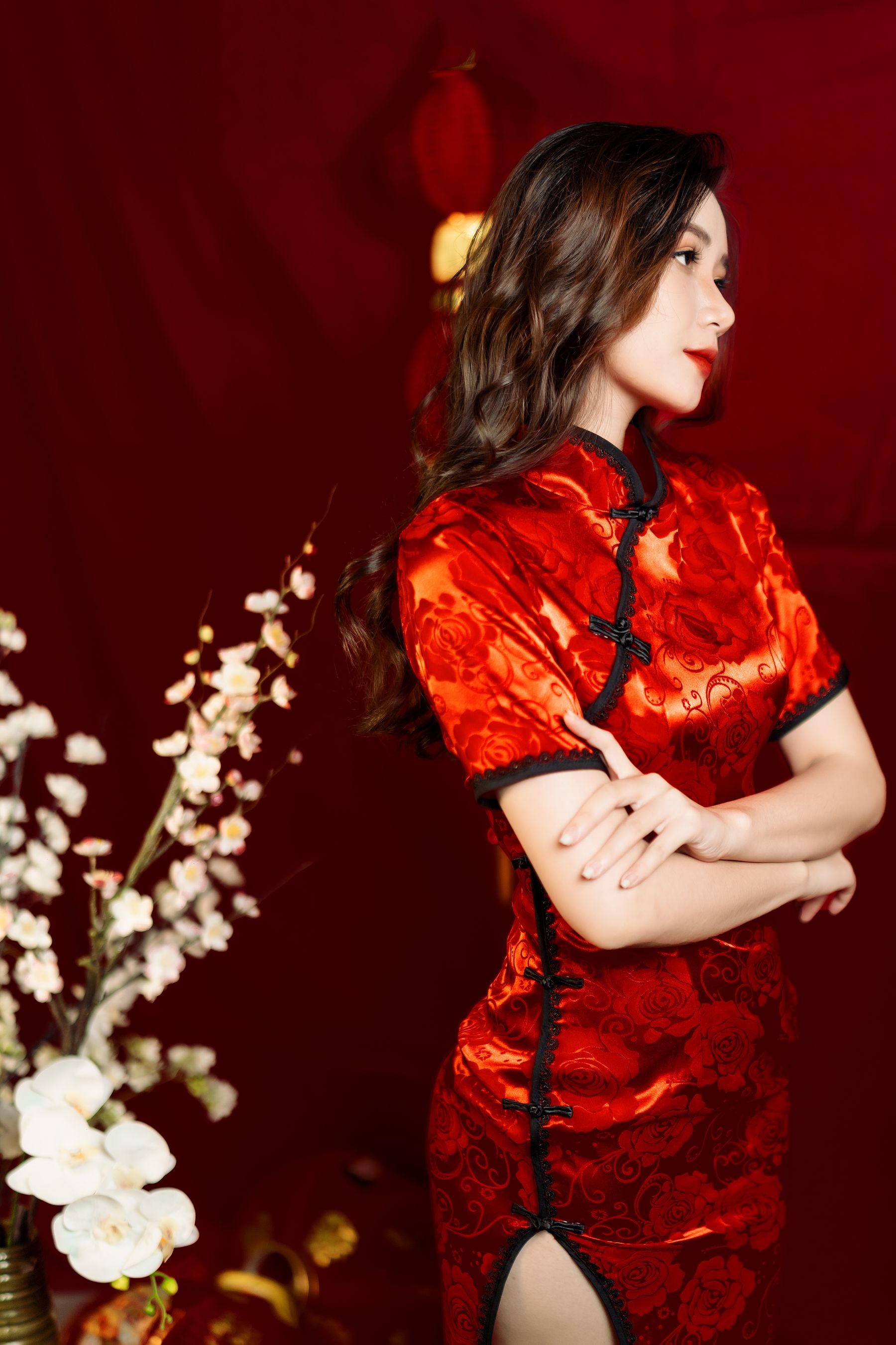 红彤彤的旗袍宛如鲜艳玫瑰,鲜艳夺目 相关图册