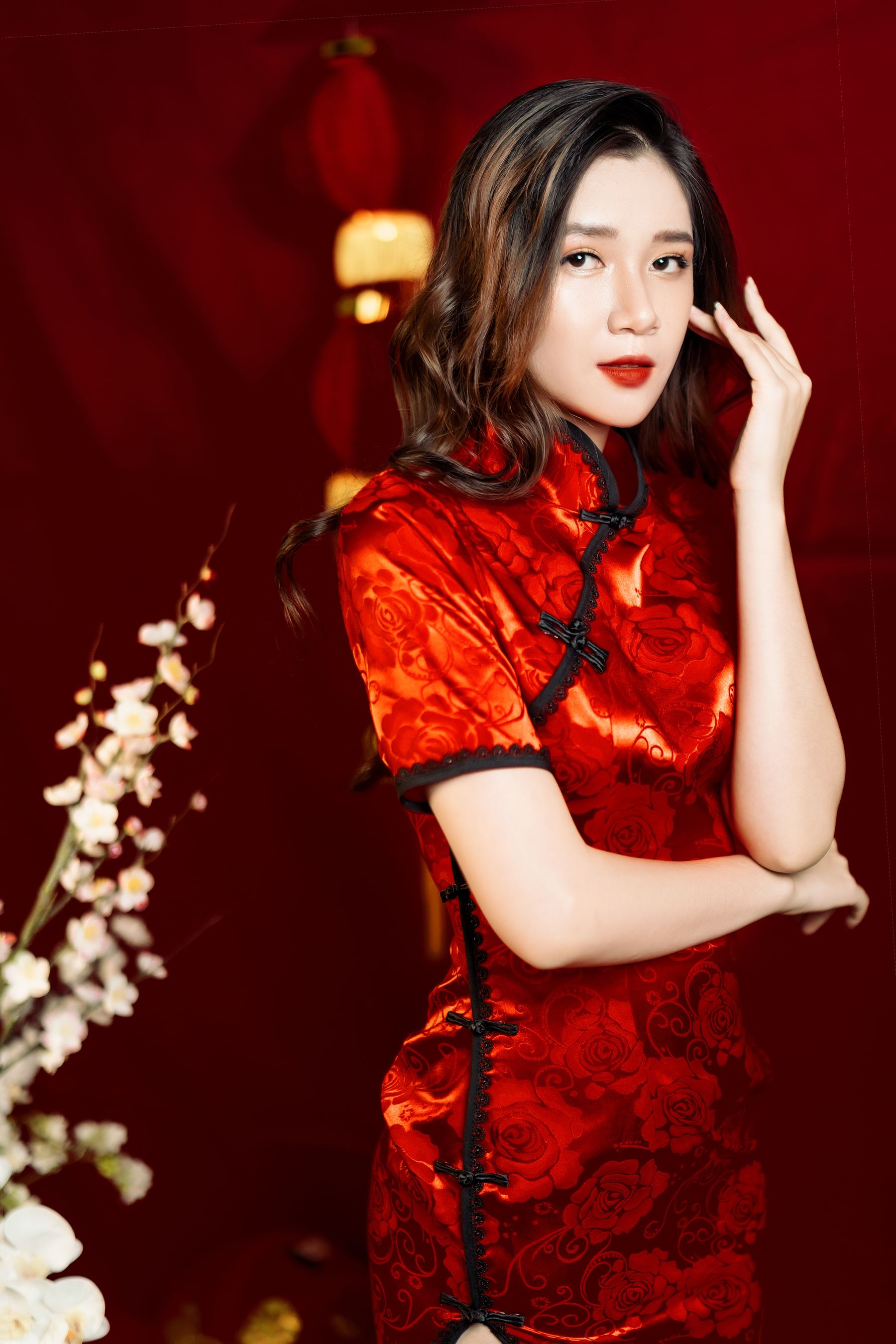 红彤彤的旗袍宛如鲜艳玫瑰,鲜艳夺目 相关图册