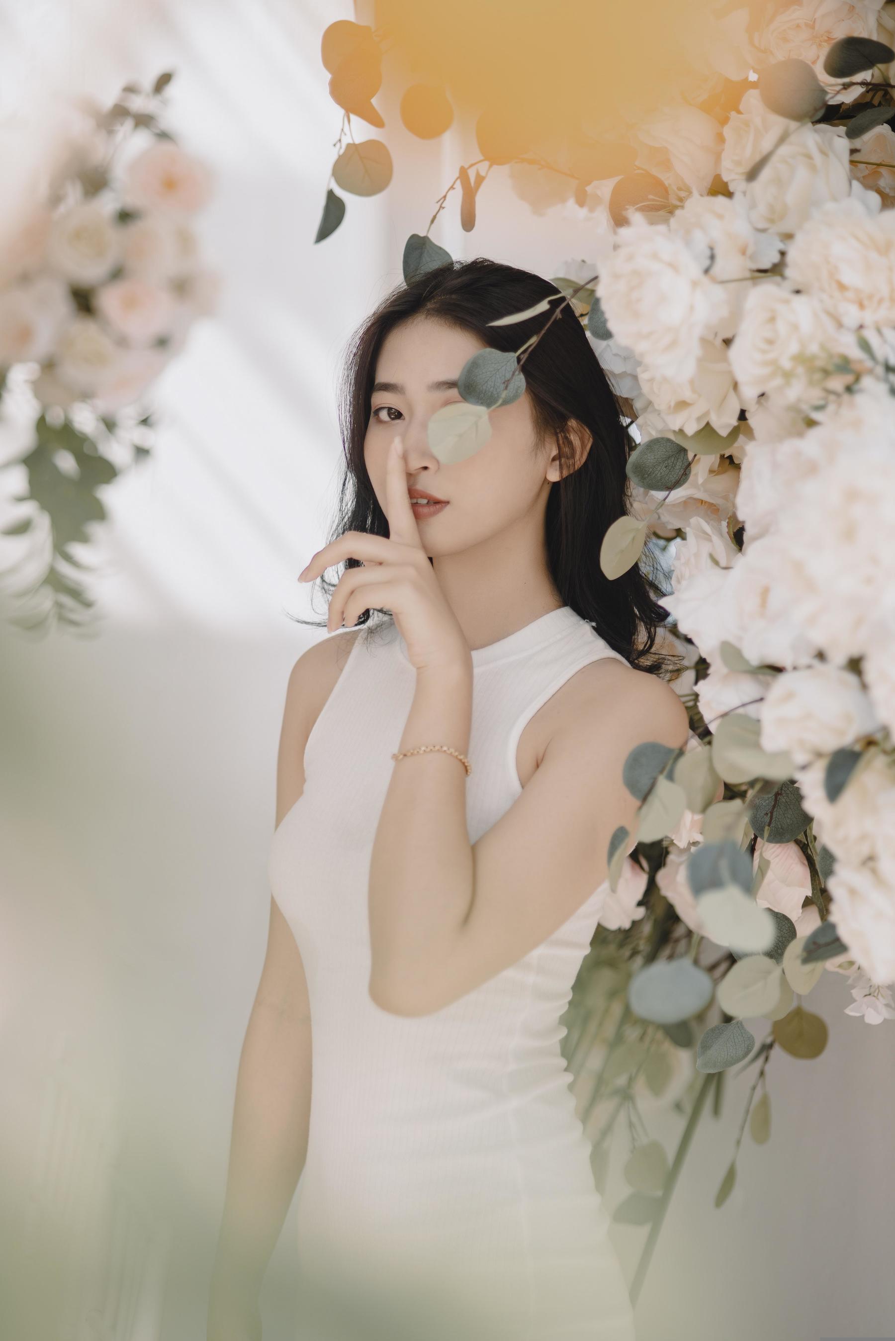 白裙飘飘的女子,宛如仙子临凡尘 相关图册