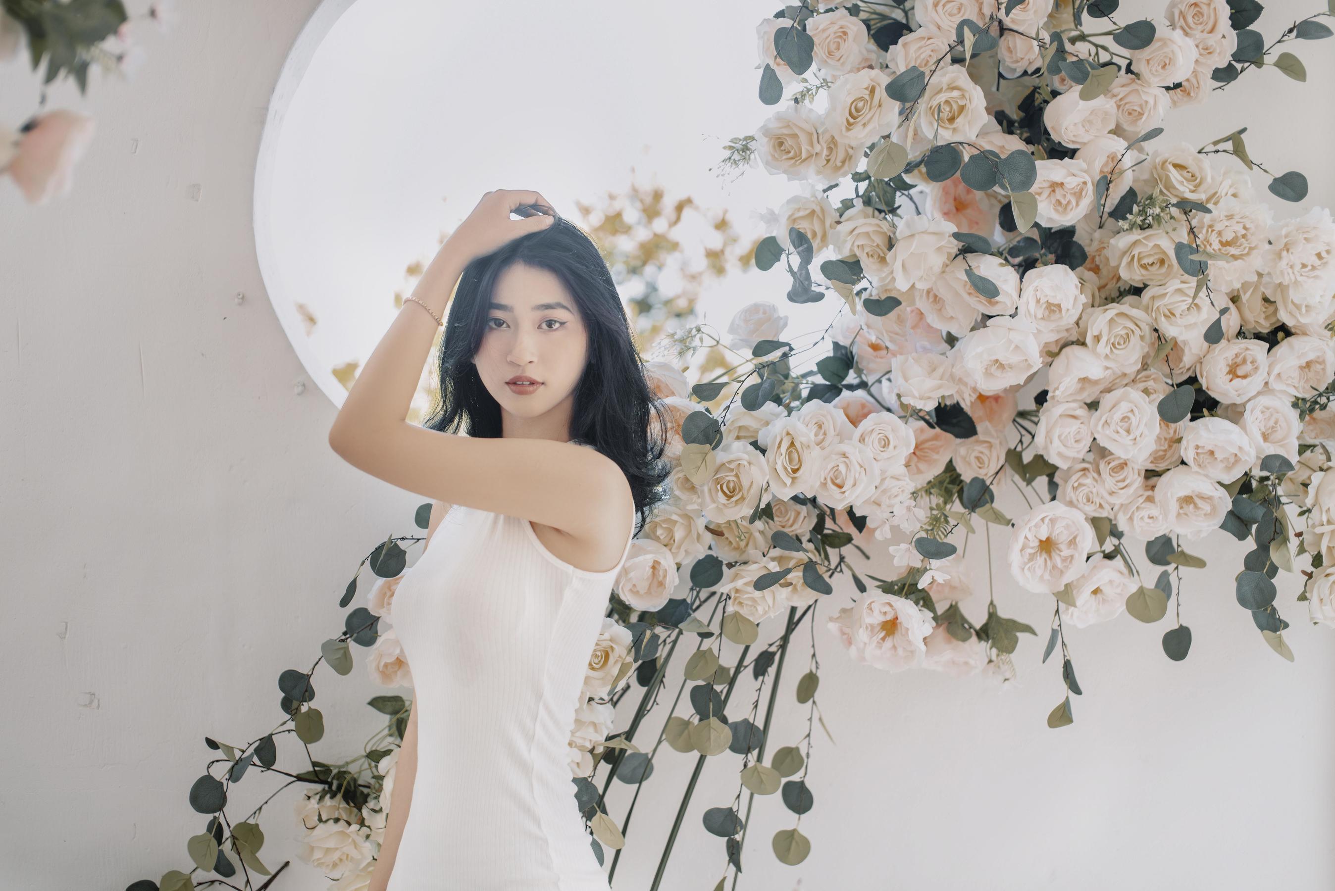 白裙飘飘的女子,宛如仙子临凡尘 相关图册