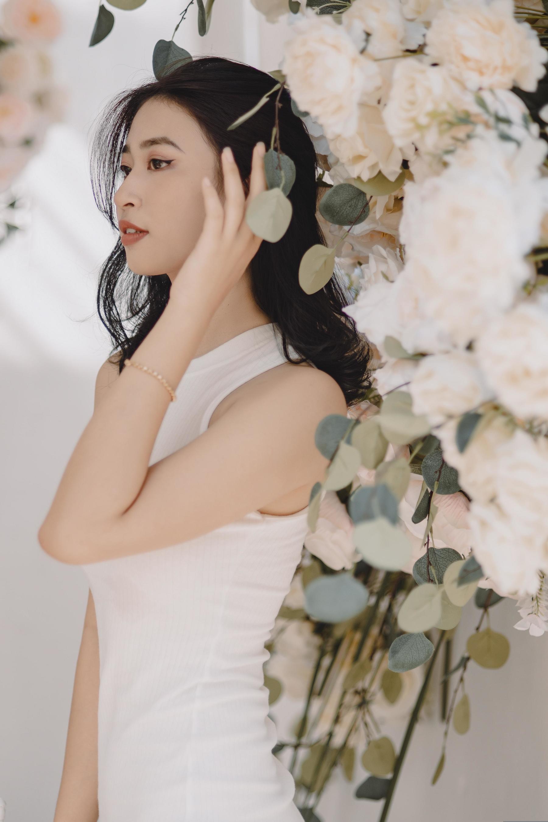 白裙飘飘的女子,宛如仙子临凡尘 相关图册