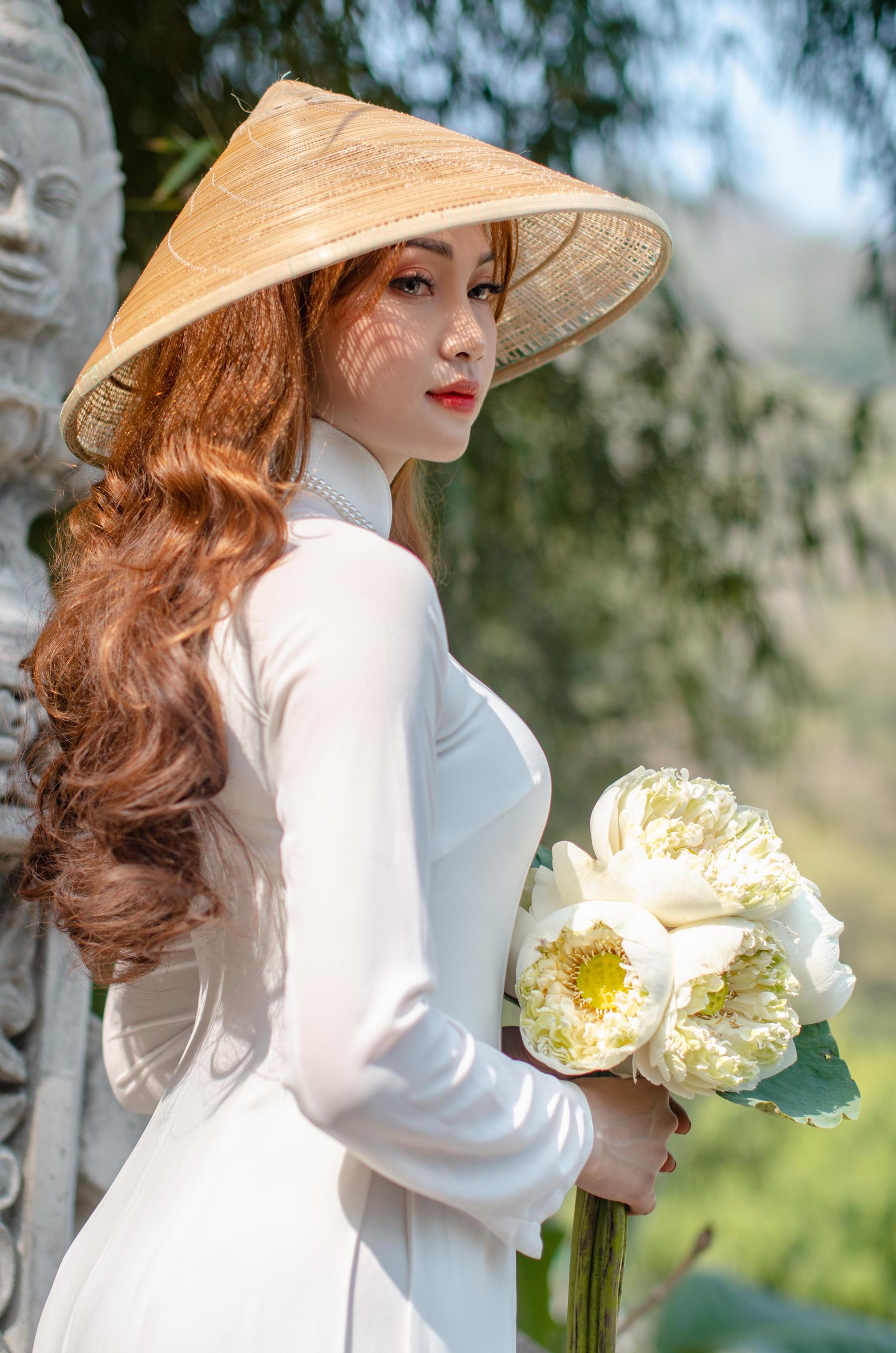 荷花与白裙美人,皆是清雅不俗,格外美艳动人 相关图册