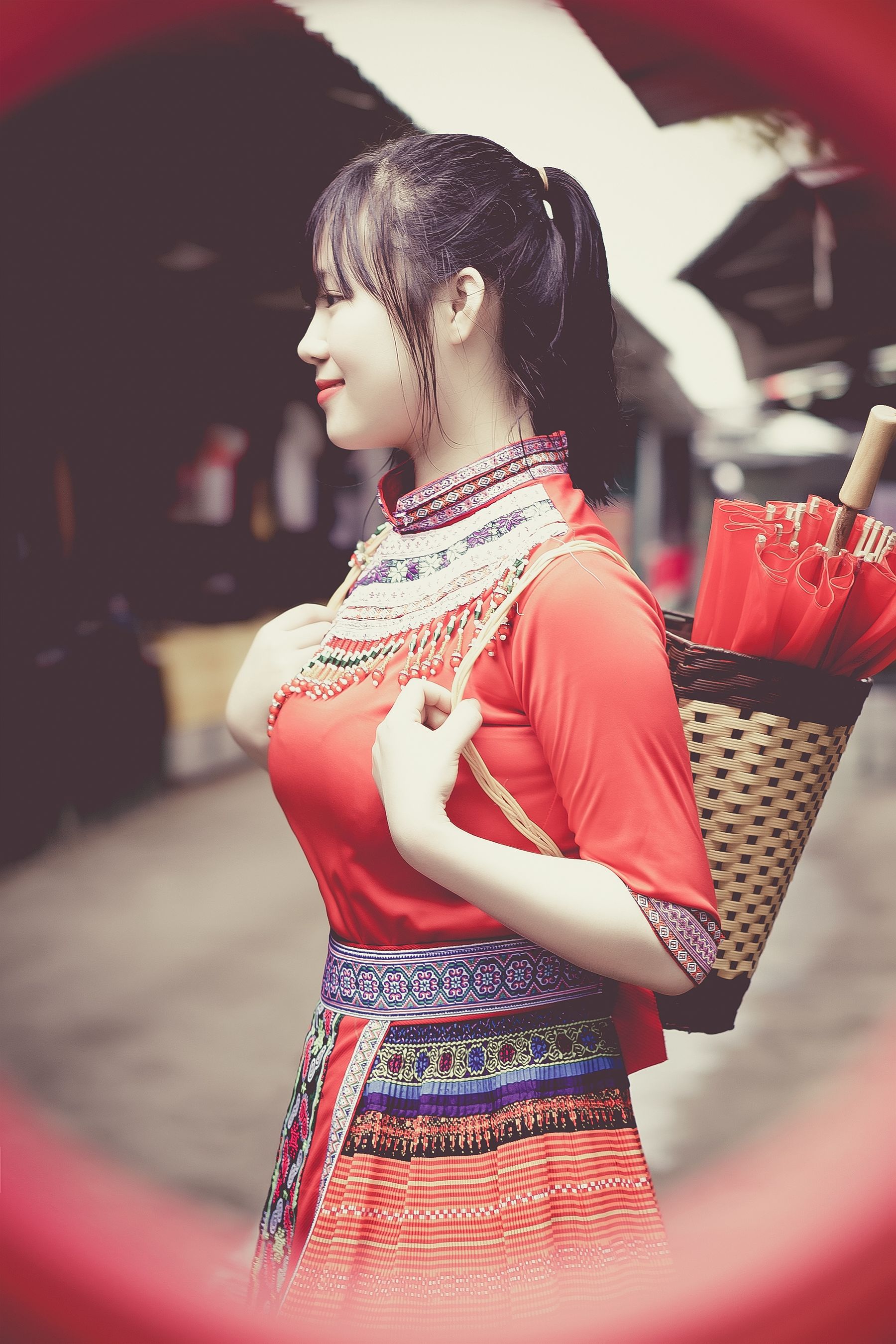 身着精美的苗族服饰美女,别样的美学韵味 相关图册