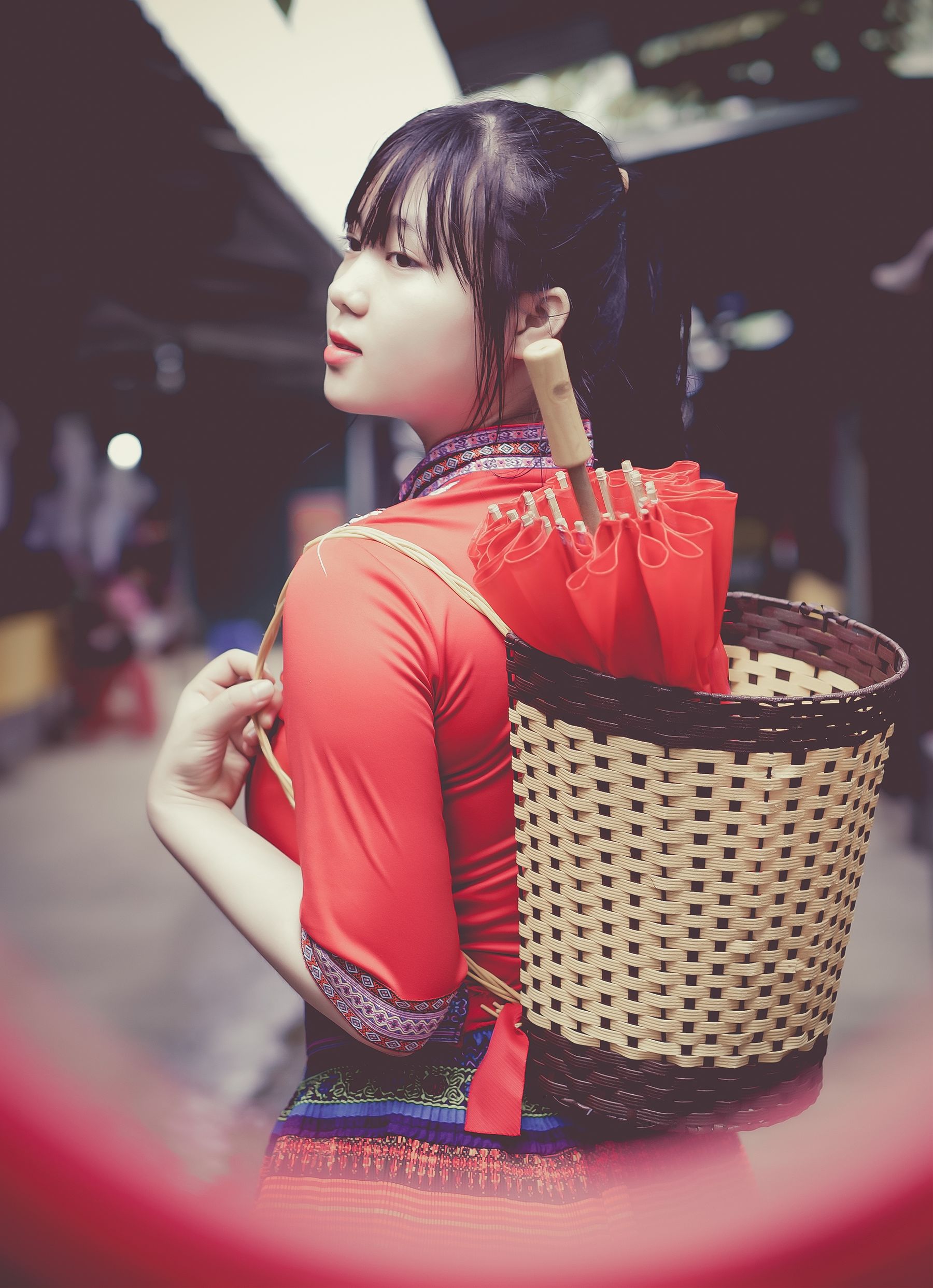 身着精美的苗族服饰美女,别样的美学韵味 相关图册