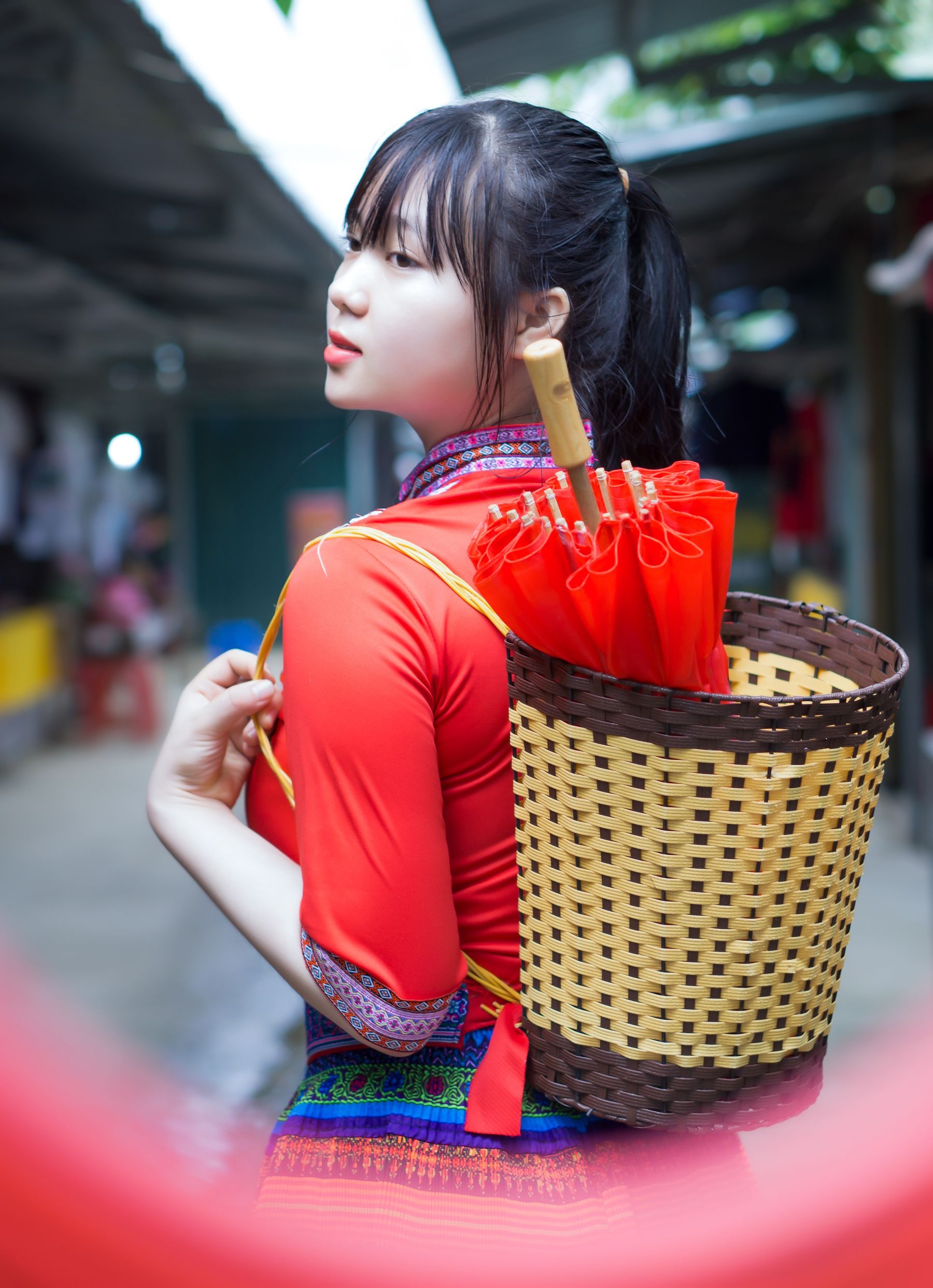 身着精美的苗族服饰美女,别样的美学韵味 相关图册