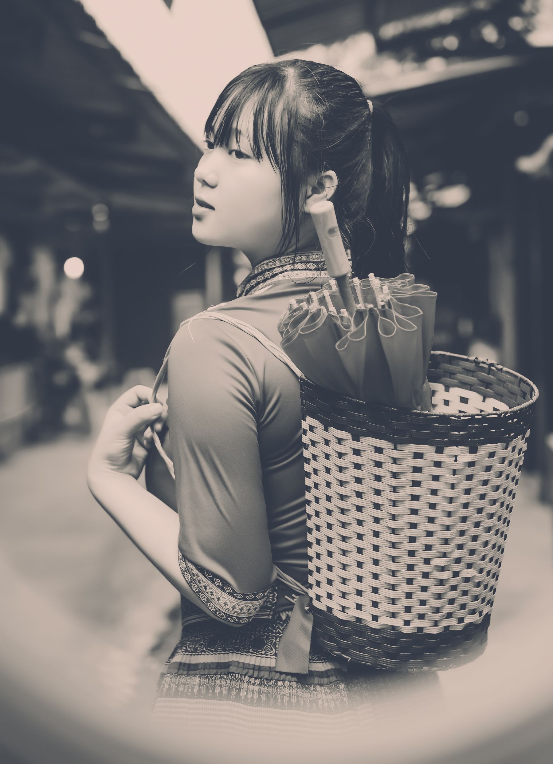 身着精美的苗族服饰美女,别样的美学韵味 相关图册